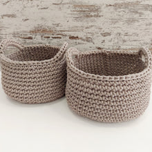Load image into Gallery viewer, Χειροποίητο πλεκτό καλαθάκι καλλυντικών, μπεζ της άμμου