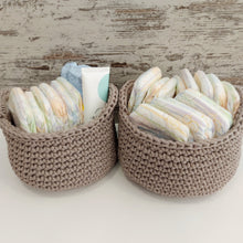 Load image into Gallery viewer, Χειροποίητο πλεκτό καλαθάκι καλλυντικών, μπεζ της άμμου