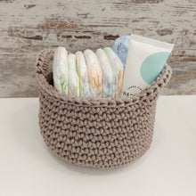 Load image into Gallery viewer, Χειροποίητο πλεκτό καλαθάκι καλλυντικών, μπεζ της άμμου