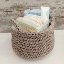Load image into Gallery viewer, Χειροποίητο πλεκτό καλαθάκι καλλυντικών, μπεζ της άμμου