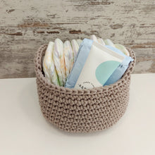 Load image into Gallery viewer, Χειροποίητο πλεκτό καλαθάκι καλλυντικών, μπεζ της άμμου