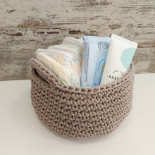 Load image into Gallery viewer, Χειροποίητο πλεκτό καλαθάκι καλλυντικών, μπεζ της άμμου