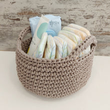 Load image into Gallery viewer, Χειροποίητο πλεκτό καλαθάκι καλλυντικών, μπεζ της άμμου
