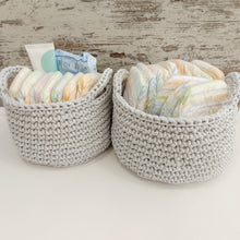 Φόρτωση εικόνας στο εργαλείο προβολής Συλλογής, Χειροποίητο πλεκτό καλαθάκι καλλυντικών, γκρι ανοιχτό