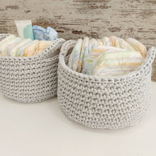 Φόρτωση εικόνας στο εργαλείο προβολής Συλλογής, Χειροποίητο πλεκτό καλαθάκι καλλυντικών, γκρι ανοιχτό