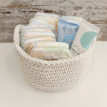 Load image into Gallery viewer, Χειροποίητο πλεκτό καλαθάκι καλλυντικών, κρεμ φυσικό