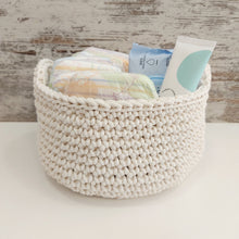 Load image into Gallery viewer, Χειροποίητο πλεκτό καλαθάκι καλλυντικών, κρεμ φυσικό