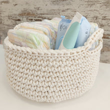 Load image into Gallery viewer, Χειροποίητο πλεκτό καλαθάκι καλλυντικών, κρεμ φυσικό
