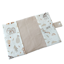 Load image into Gallery viewer, θήκη βιβλιαρίου υγείας, ζωάκια και αερόστατα (μπεζ)