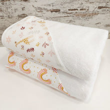 Load image into Gallery viewer, Μπουρνούζι κάπα μωρού καμηλοπάρδαλες ή ουράνιο τόξο