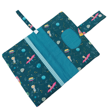 Load image into Gallery viewer, Θήκη για πάνες και μωρομάντηλα, πετρόλ/ space