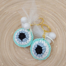 Load image into Gallery viewer, Χειροποίητη Μπομπονιέρα Βάφτισης - Πλεκτό Ματάκι με Μπρελόκ