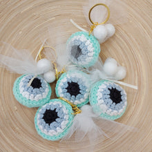 Load image into Gallery viewer, Χειροποίητη Μπομπονιέρα Βάφτισης - Πλεκτό Ματάκι με Μπρελόκ