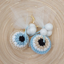 Load image into Gallery viewer, Χειροποίητη Μπομπονιέρα Βάφτισης - Πλεκτό Ματάκι με Μπρελόκ