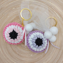 Load image into Gallery viewer, Χειροποίητη Μπομπονιέρα Βάφτισης - Πλεκτό Ματάκι με Μπρελόκ