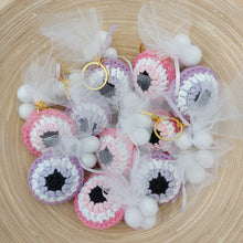 Load image into Gallery viewer, Χειροποίητη Μπομπονιέρα Βάφτισης - Πλεκτό Ματάκι με Μπρελόκ