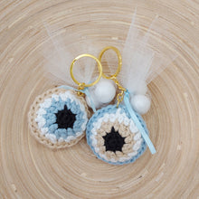 Load image into Gallery viewer, Χειροποίητη Μπομπονιέρα Βάφτισης - Πλεκτό Ματάκι με Μπρελόκ