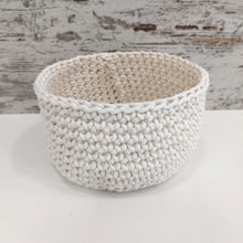 Φόρτωση εικόνας στο εργαλείο προβολής Συλλογής, Χειροποίητο πλεκτό καλαθάκι καλλυντικών, κρεμ φυσικό, μικρό 
